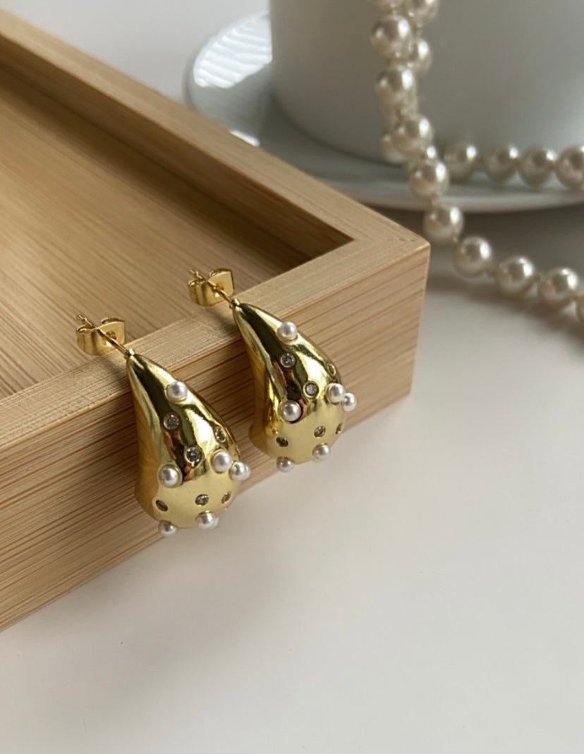 SOME PEARLS DROP EARRINGS