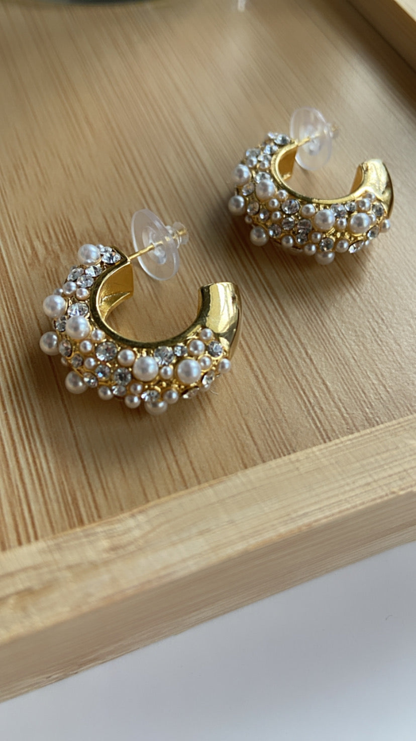 CHUNKY PEARLS AND STONES HOOPS