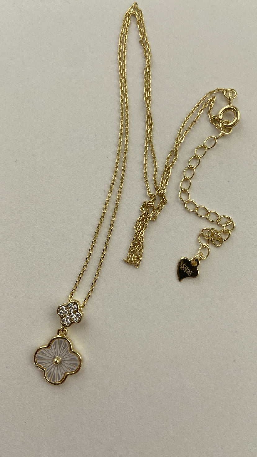 CUTE FLOWER NECKLACE