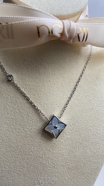 FLOWER NECKLACE